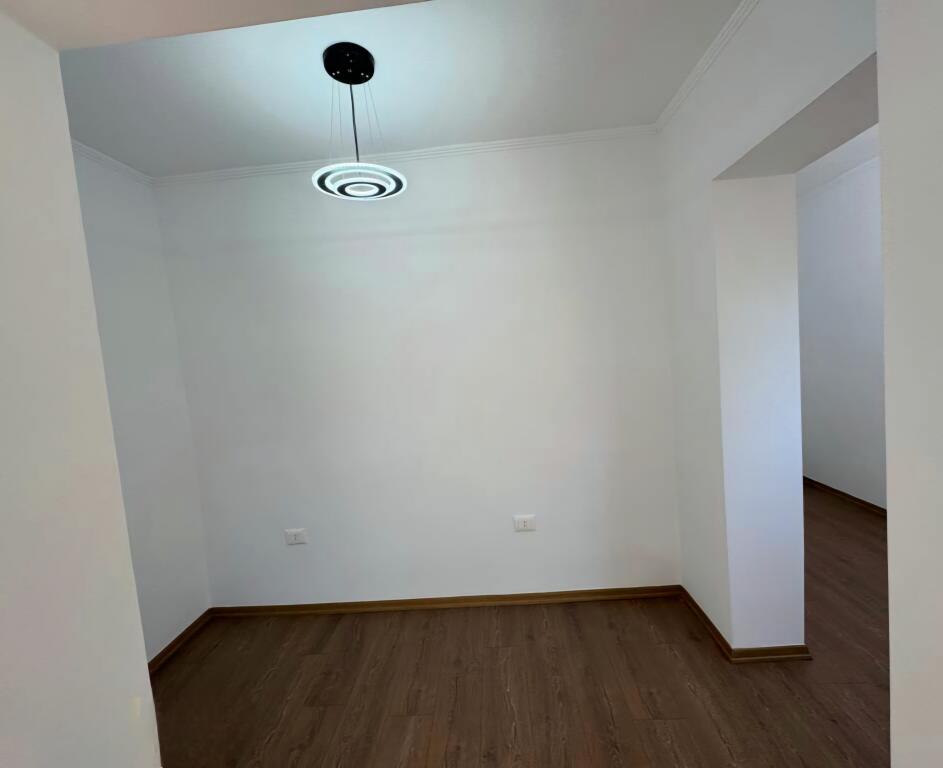 Shitet apartament 2+1 ne Xhamllik!

