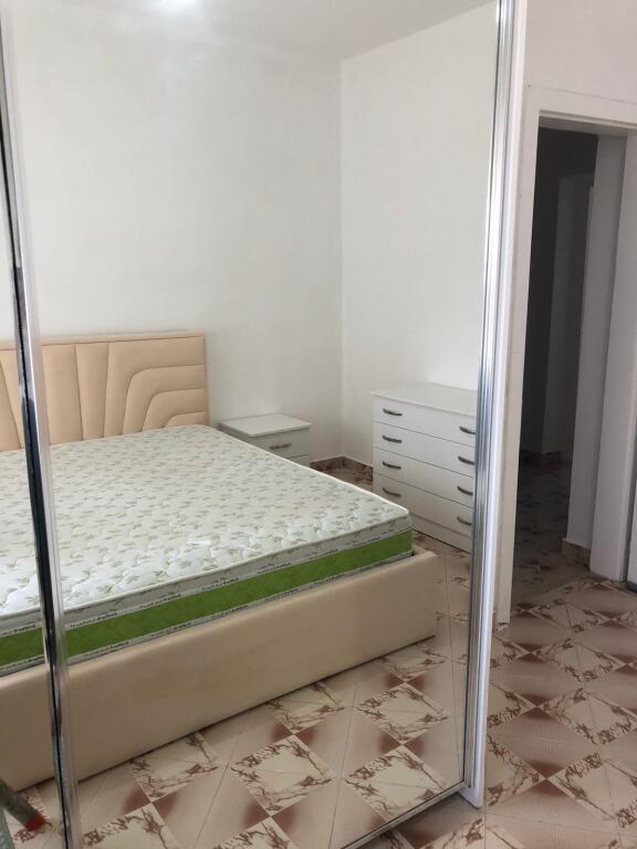 APARTAMENT per qera prane Policise