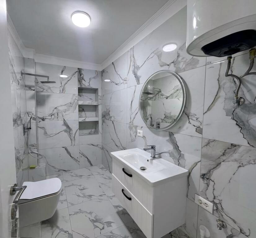 Shitet apartament 2+1 ne Xhamllik!
