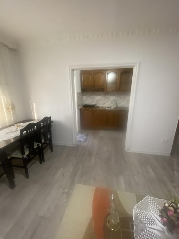 2+1,i mobiluar ne xhamllik,cmimi 500 euro
