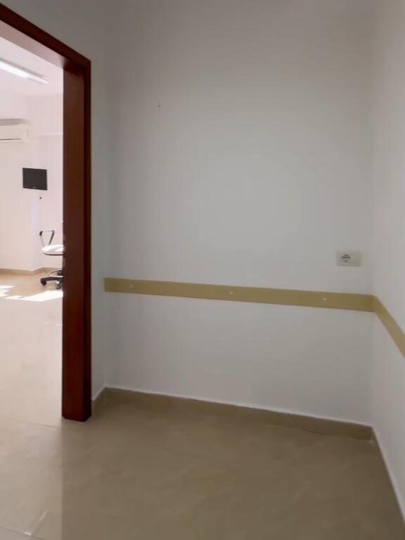 AMBIENT BIZNESI PER QERA PRANE STACIONIT TË TRENIT