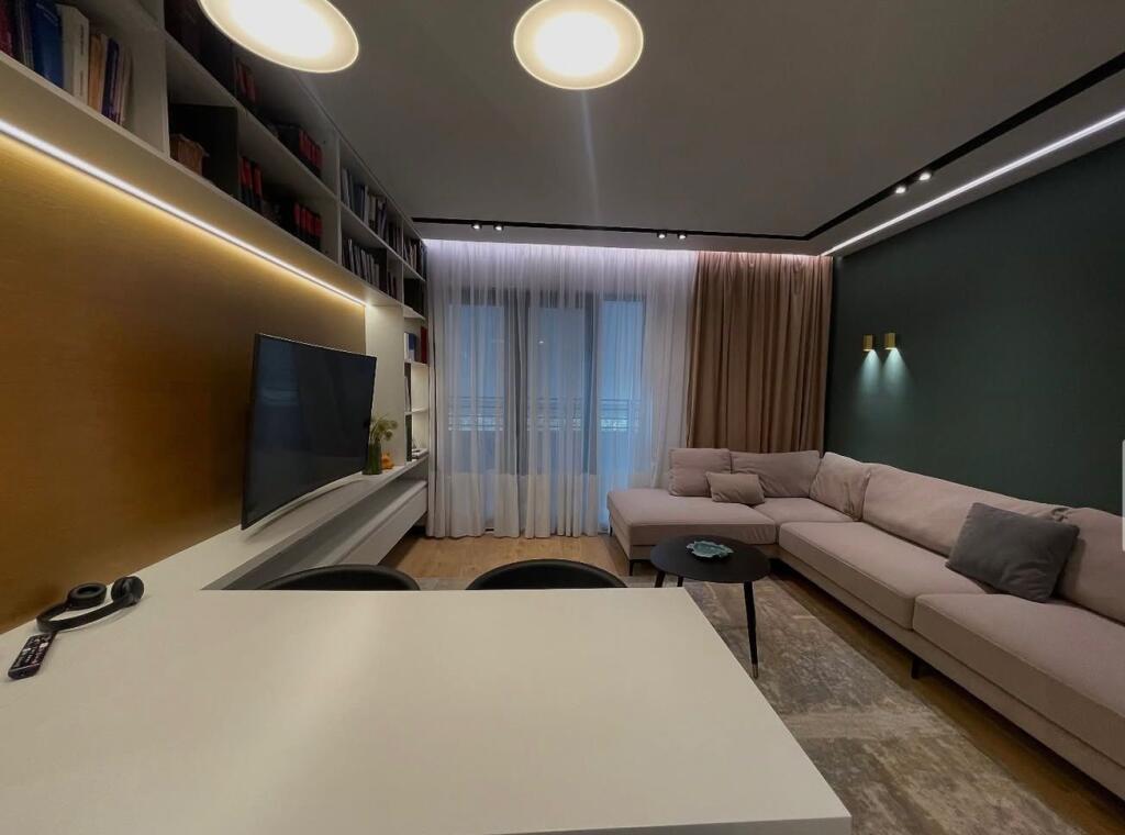 Japim me qira apartament 2+1+garazh te liqeni i thate!