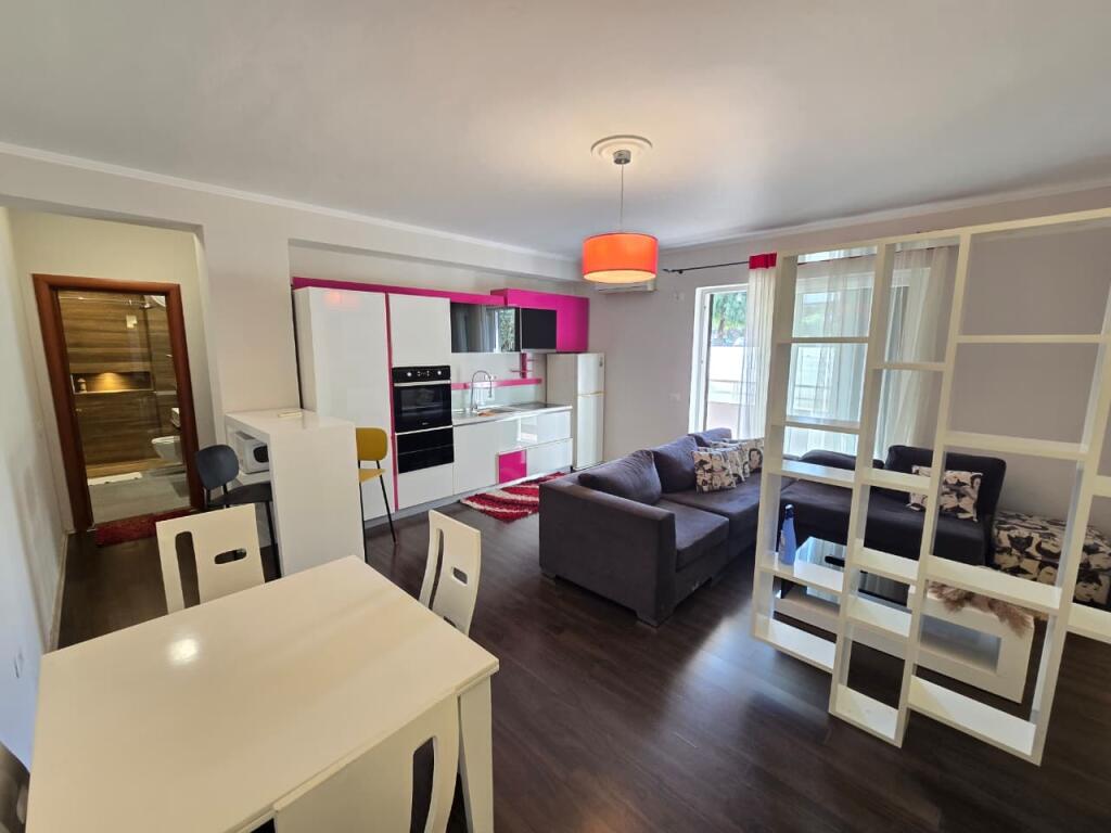 Jepet me qera Apartament 1+1+Parkim  Adresa : Kodra E Djellit 1  E mobiluar  Kati 1  Cmimi 600€ perfshir admistrimin