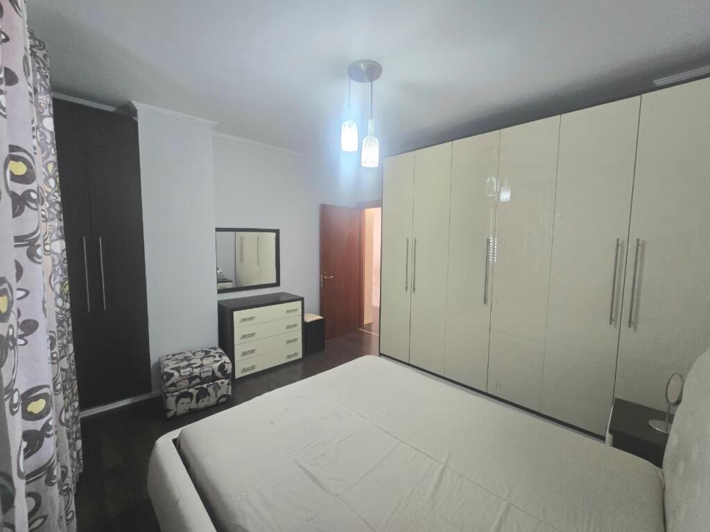 Jepet me qera Apartament 1+1+Parkim  Adresa : Kodra E Djellit 1  E mobiluar  Kati 1  Cmimi 600€ perfshir admistrimin