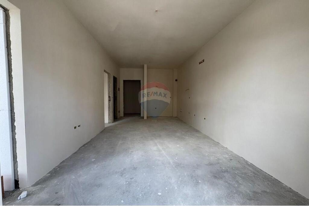 Shitet Apartament 1+1 Tek ish Sheshi Shqiponja !