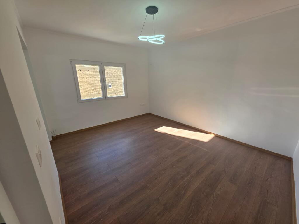 🏢Xhamllik,prane Shkolles 9-vjecare”Kongresi i Lushnjes”shitet apartament 2+1, 149,000 €uro