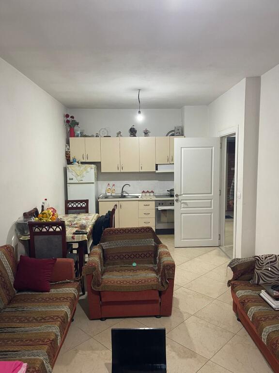 Tiranë, jepet me qera apartament 1+1 në katin e 8-të,me ashensor, 70 m²,spitali amerikan 3