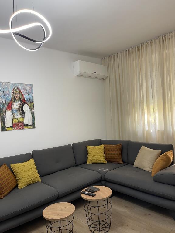 Jepet me qira apartament 2+1 tek Kafe Flora