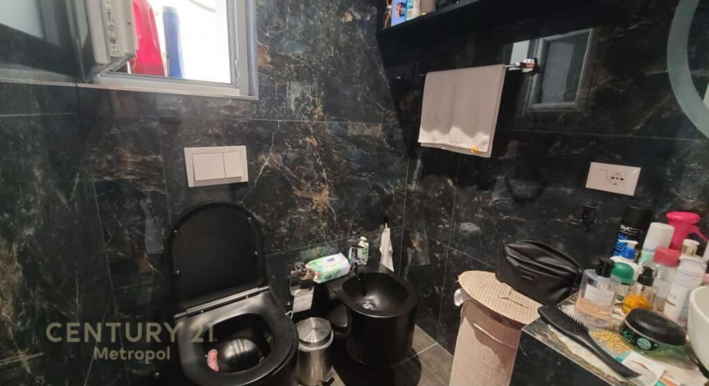 Jeepet me qira apartament 1+1 tek Rruga e Kosovarëve
