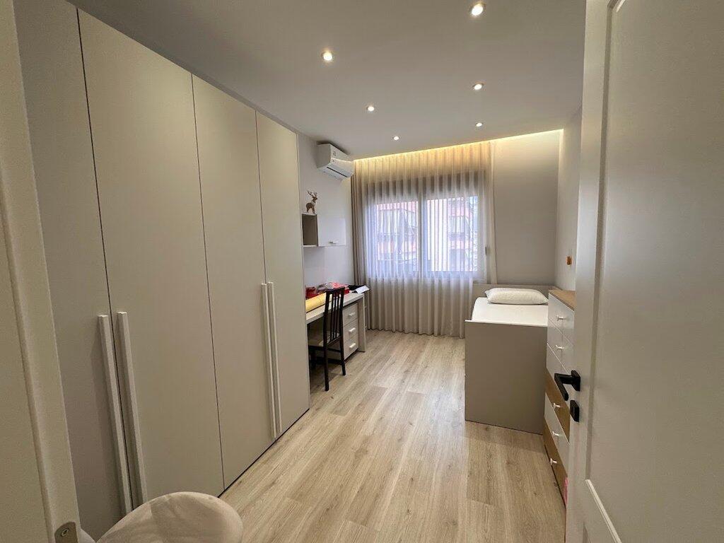JEPET ME QIRA APARTAMENT 2+1+2 + POST PARKIMI NE QENDER TE TIRANES !