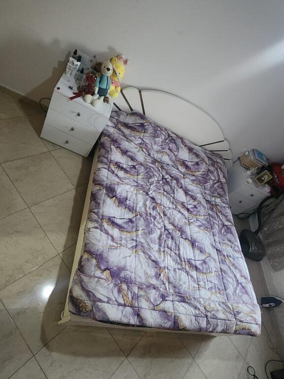 Tiranë, jepet me qera apartament 1+1 në katin e 8-të,me ashensor, 70 m²,spitali amerikan 3