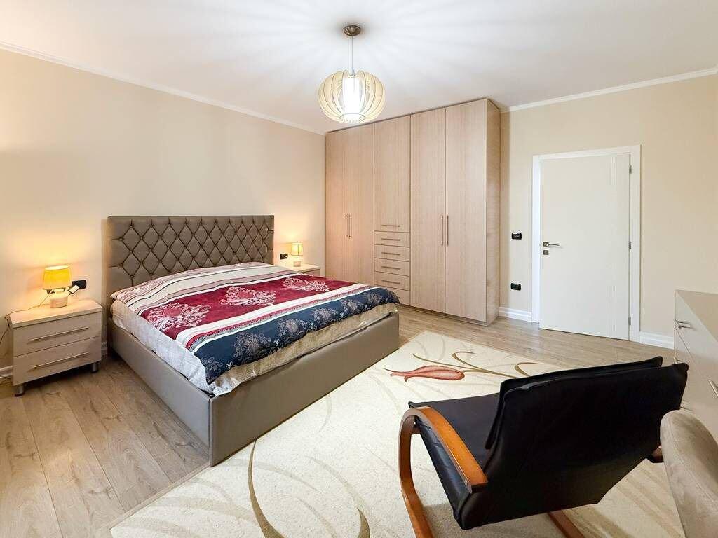 Qera, Godine 4-katëshe, Shkolla e Kuqe, Tiranë.