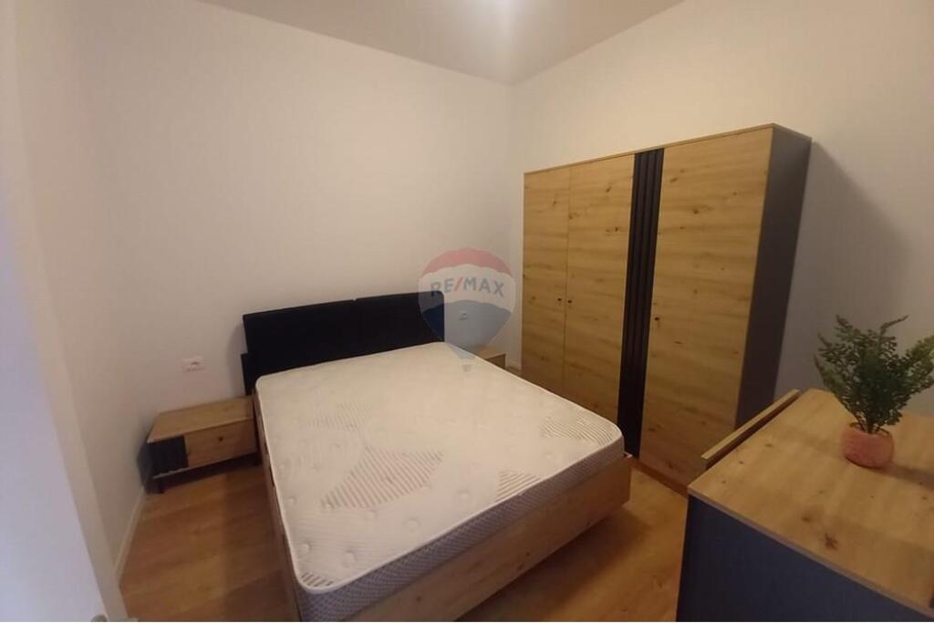 Jepet me qira apartament 1+1 te Shkolla e kuqe !