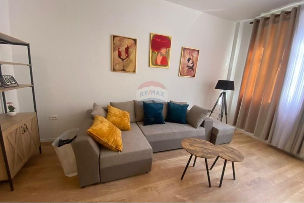 Jepet me qira apartament 1+1 te Shkolla e kuqe !