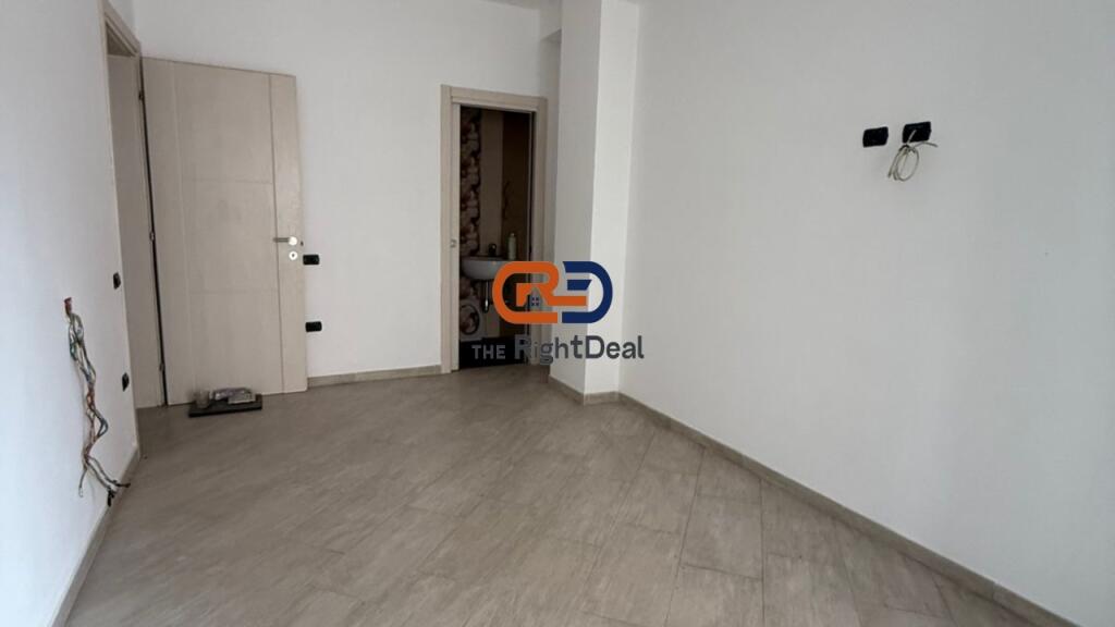 Ne Durres, Shitet Apartament 2+1+2, Me Planimetri Te Rregullt, Shume Prane Qendres!!