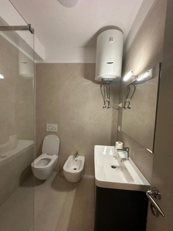 Jepet apartament 2+1+2 me qira Tek Vilat e Arabit