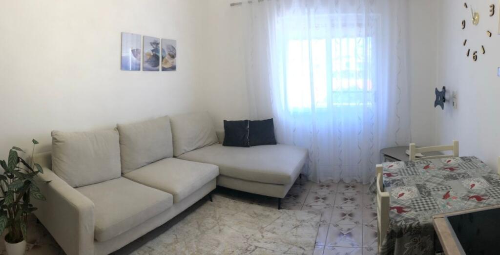 APARTAMENT per qera prane Policise