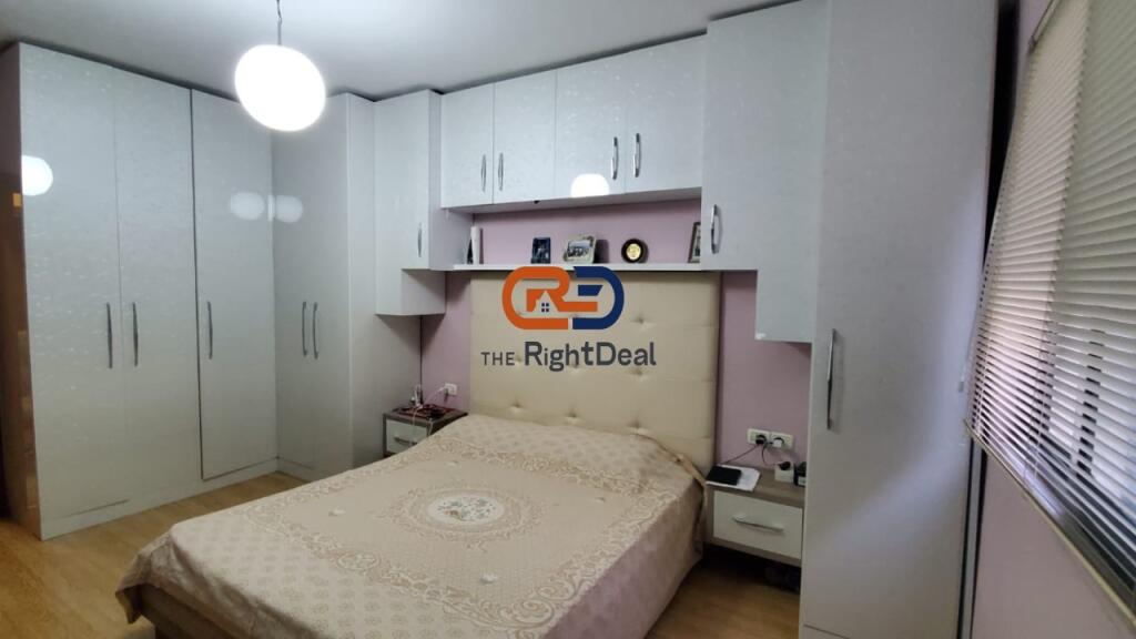 Ne Rrugen E Durresit, Shitet Apartament 4+1+2, Me Hapesira Teper Te Bollshme !!