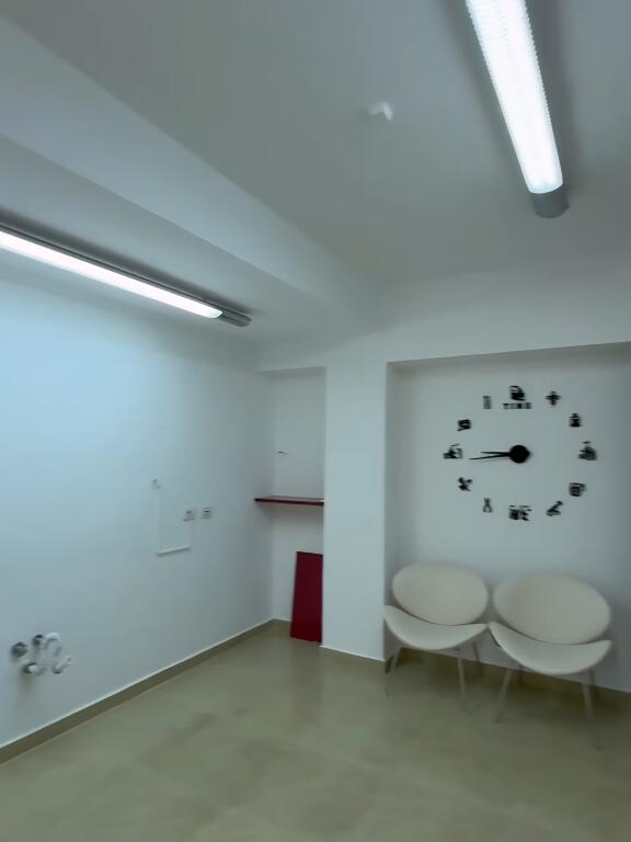 AMBIENT BIZNESI PER QERA PRANE STACIONIT TË TRENIT