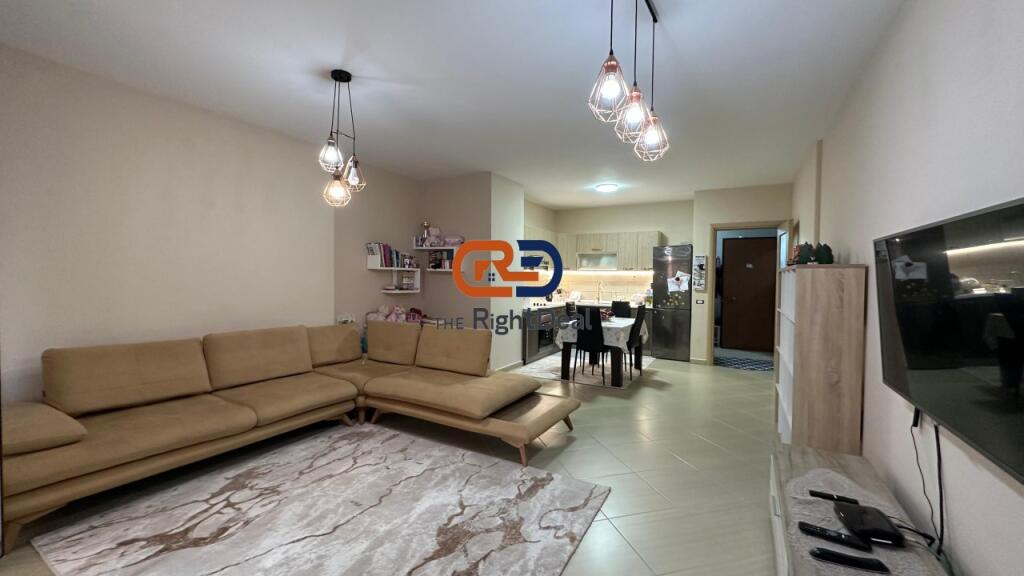 Prane Pazarit Te Ri, Shitet Apartament 1+1, Mundesi Ideale Investimi !!