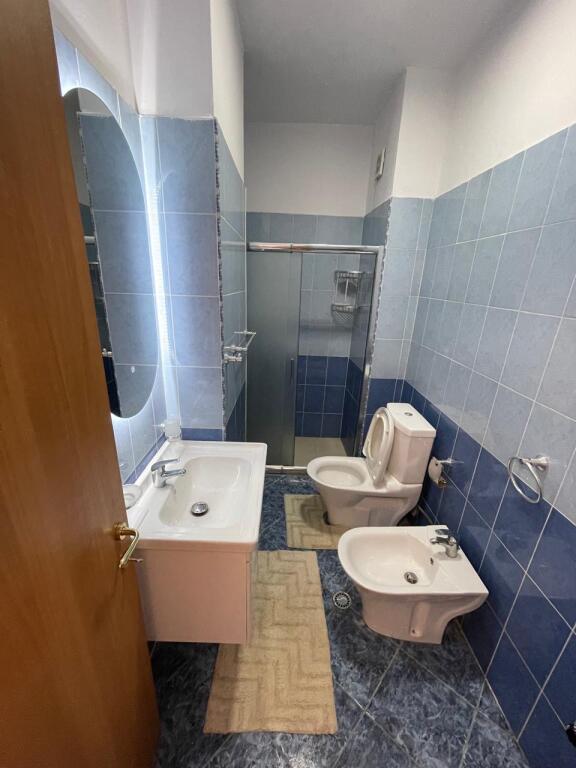 Shitet apartament 1+1 në Astir, pranë Bar Artistit!