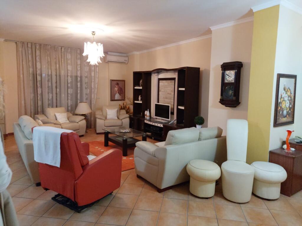 APARTAMENT PER QERA PRAN RRUGES S E PORTIT VELIERA