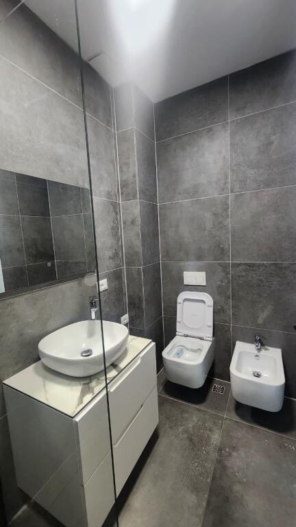 Apartament për qera 2+1+2+post parkimi – Liqeni i Thatë