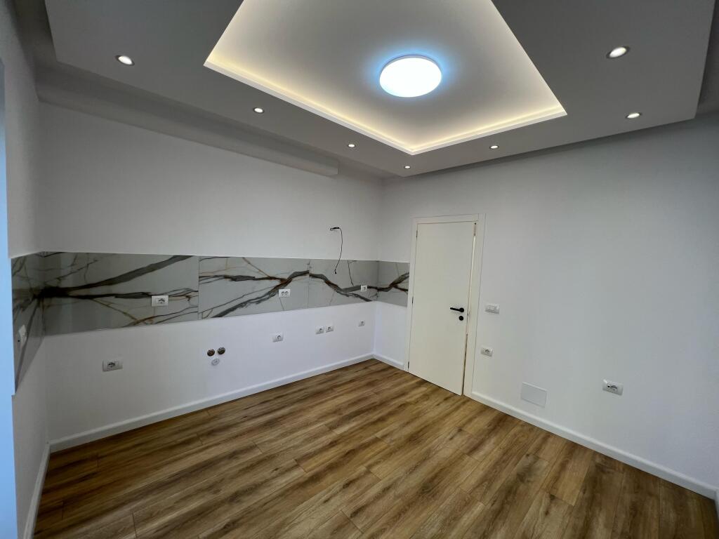 📣 QERA Apartament 2+1 📍 Prane Kafe Flores , Qender Tirane 💶 Cmimi 900€