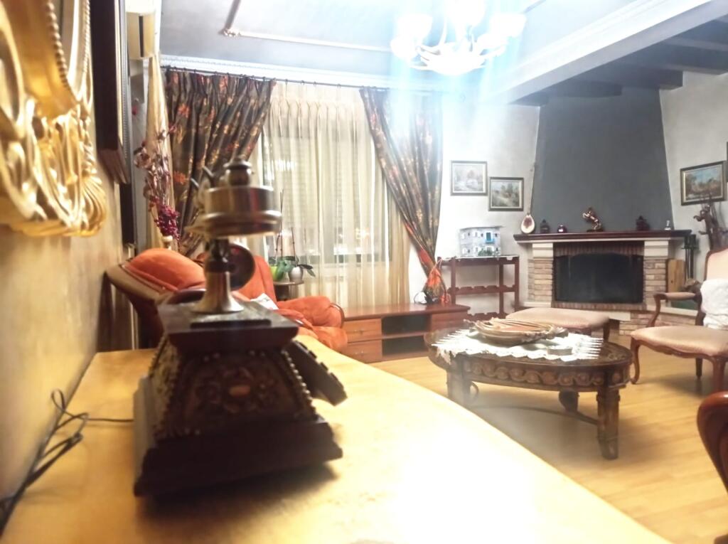 Apartment 4 + 1 + 2 bathrooms + 1 studio. At Zogu i Zi.