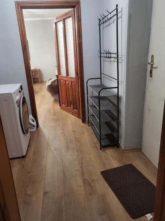 Jepet me qera Apartamenti 2+1 Rruga Njazi Meka perballe spitalit Nene Tereza , 350 mije leke