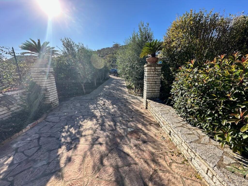 3-storey Villa for Sale in Berdenesh