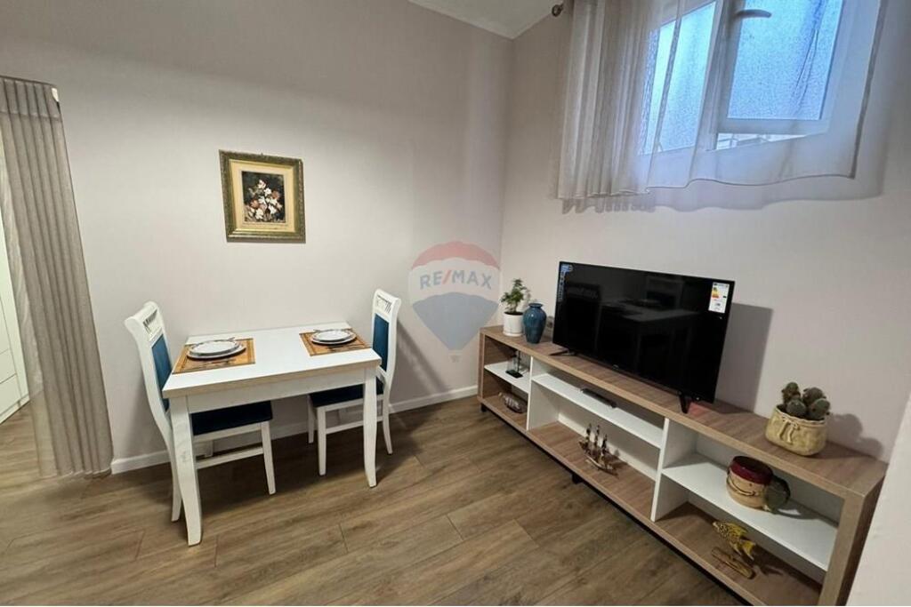 Apartamenti ndodhet tek Rruga e Durresit, blloku i ambasadave.