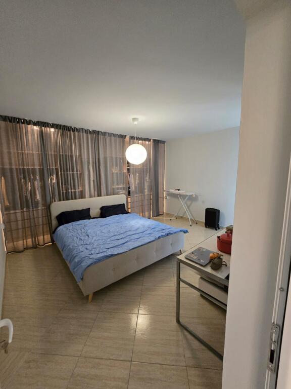 🔥Jepet me QIRA apartament 1+1 afër Shkollës Mihal Grameno🔥 ▪️600€/muaj ▪️91 m2 ▪️Kati 6
