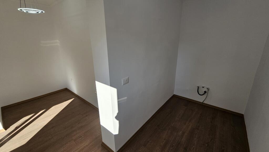 Shitet apartament 2+1 ne Xhamllik!
