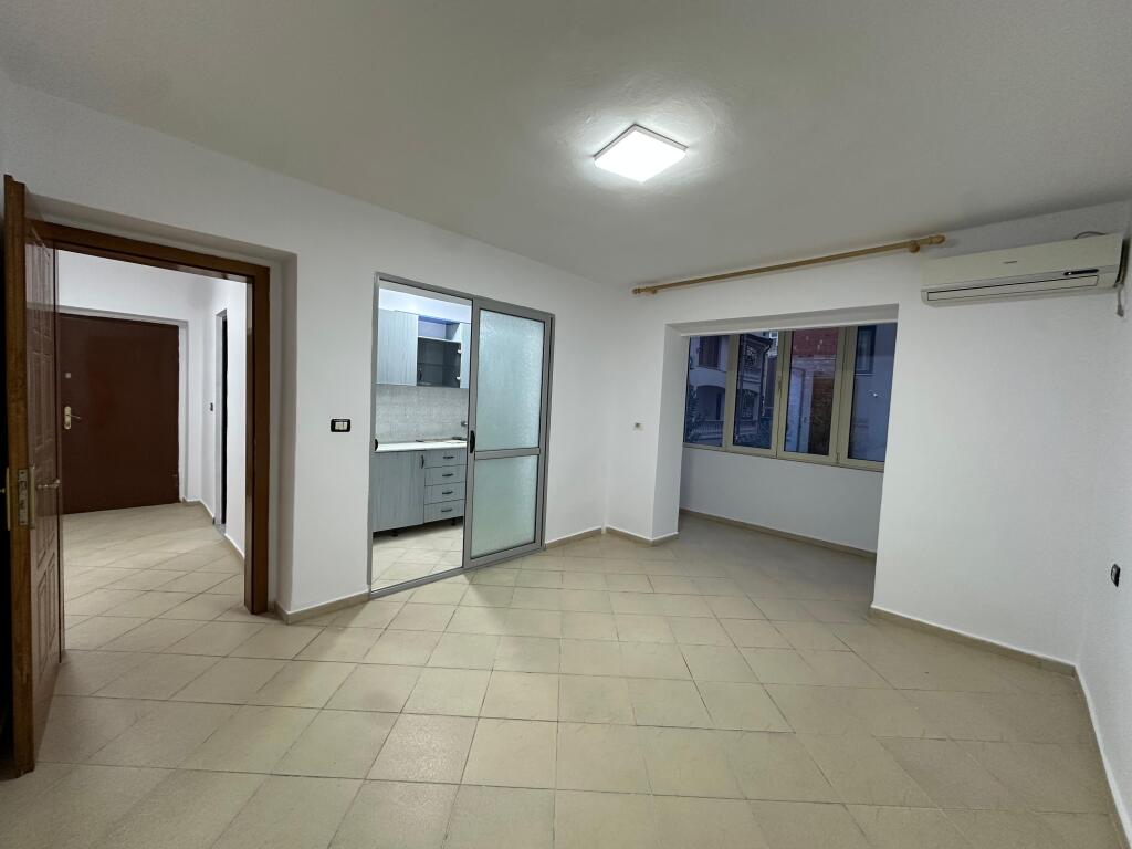 Ufficio in affitto 1+1, 60 m2 in Via Durres -600 EURO!