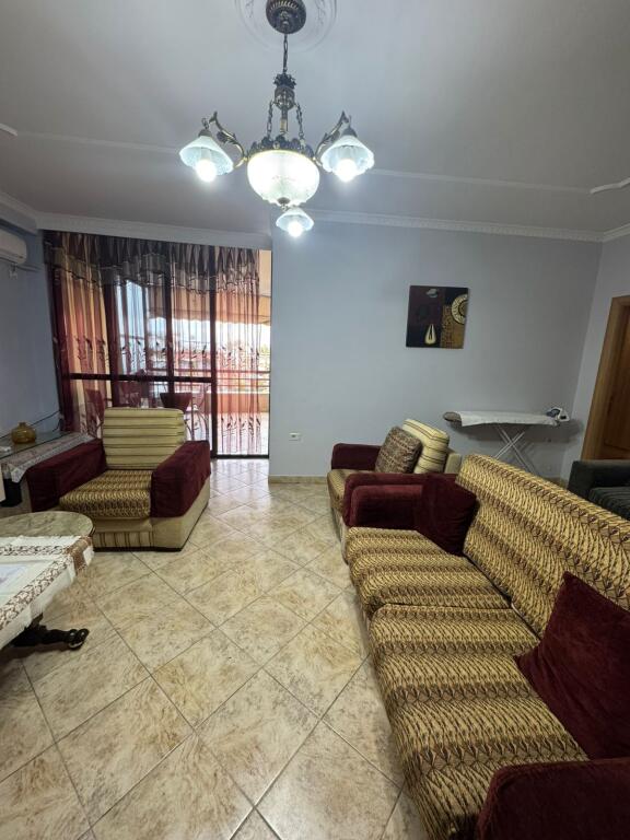 Jepet me qera Apartamenti 2+1+2 , zona 21 dhjetori prane Joenes , cmimi 700 mije leke  