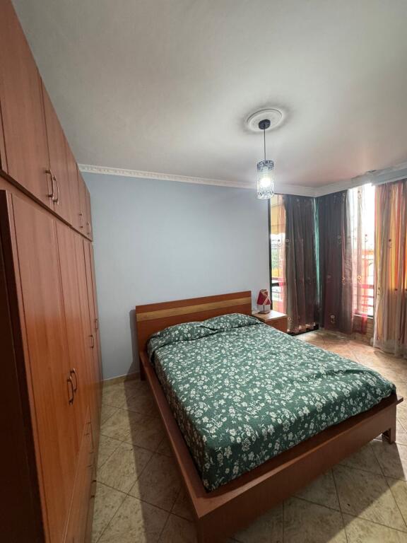 Jepet me qera Apartamenti 2+1+2 , zona 21 dhjetori prane Joenes , cmimi 700 mije leke  