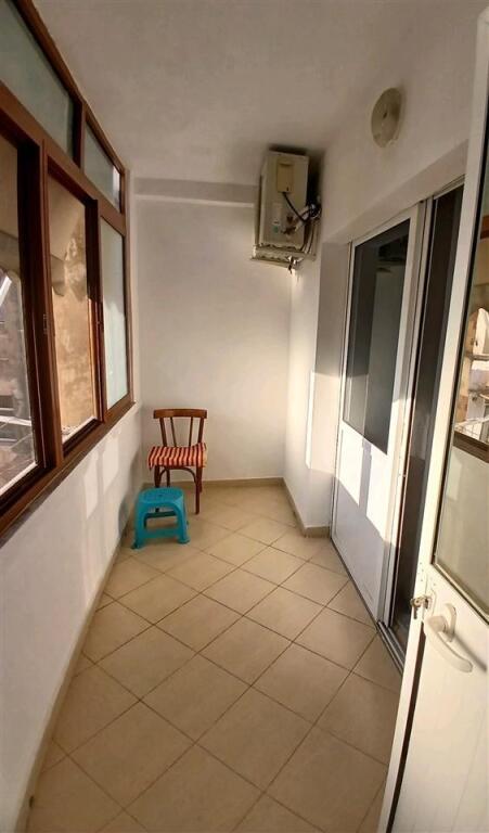 Jepet me qera Apartamenti 1+1, Rruga e dibres , prane shkolles se bashkuar , 450 mije leke