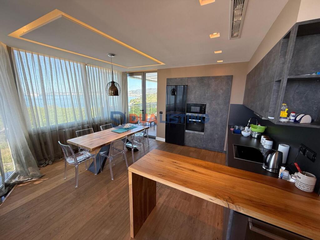 Shitet Apartament 2+1 me Verande dhe Pamje nga Deti tek Marina Bay , Vlore