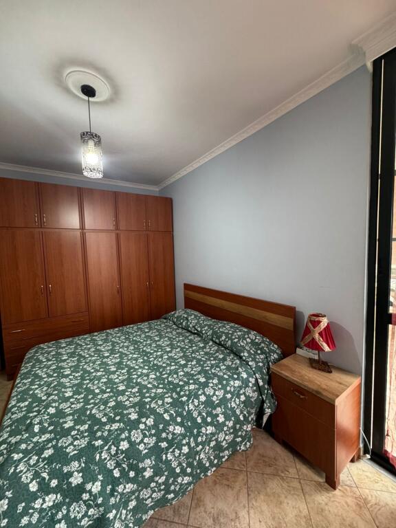 Jepet me qera Apartamenti 2+1+2 , zona 21 dhjetori prane Joenes , cmimi 700 mije leke  