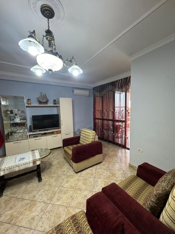 Jepet me qera Apartamenti 2+1+2 , zona 21 dhjetori prane Joenes , cmimi 700 mije leke  