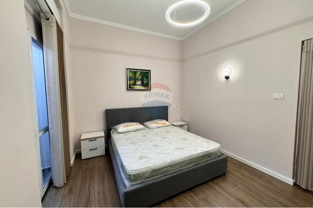 Apartamenti ndodhet tek Rruga e Durresit, blloku i ambasadave.