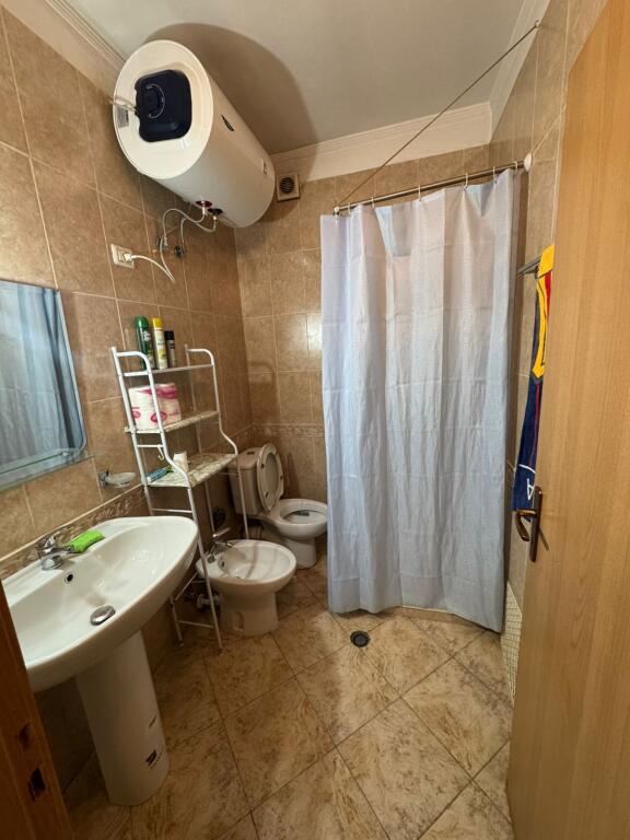 Jepet me qera Apartamenti 2+1+2 , zona 21 dhjetori prane Joenes , cmimi 700 mije leke  