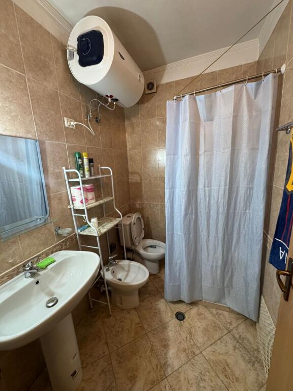 Jepet me qera Apartamenti 2+1+2 , zona 21 dhjetori prane Joenes , cmimi 700 mije leke  