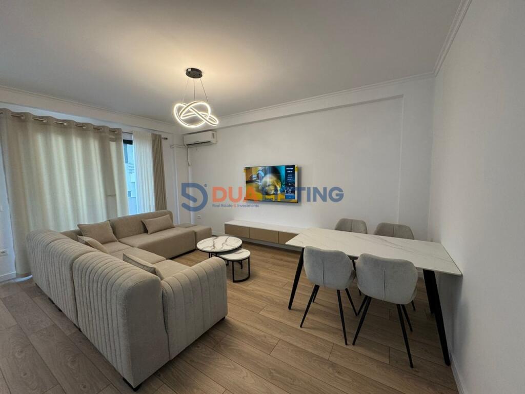 Apartament 2+1 me ballkon dhe mobilim modern për qira në Tiranë