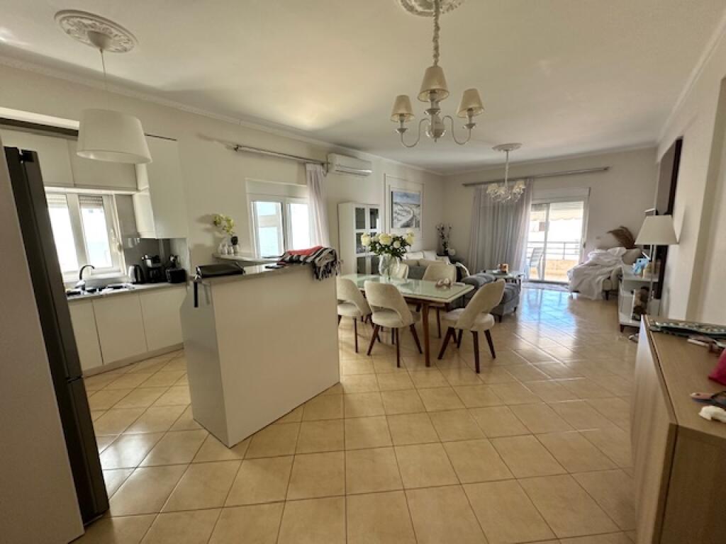Shitet Apartament 2+1 me pamje nga deti ne Sarande