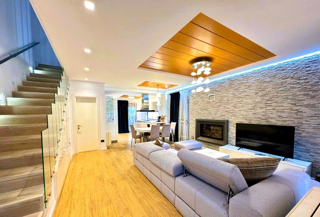 VILLETTE MODERNE NELLA RESIDENZA COLOMBO 2, VICINO A TEG, 3+1+3 E 3 POSTI AUTO!