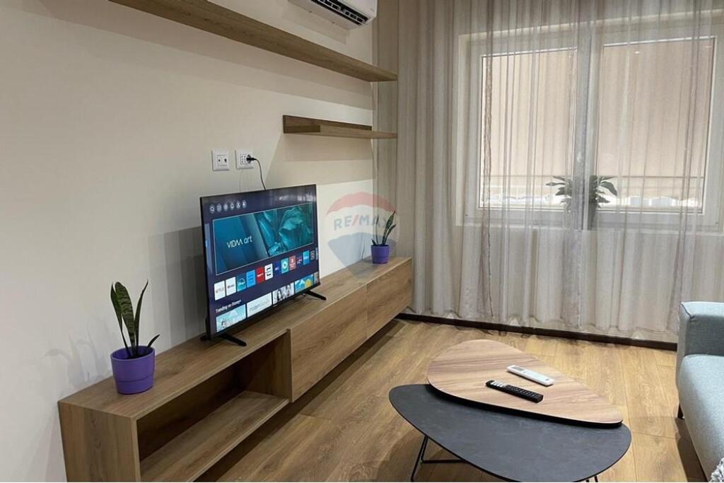 Apartament 1+1 me Qira Rruga Bardhok Biba, vetëm pak minuta në këmbë nga sheshi Skënderbej.