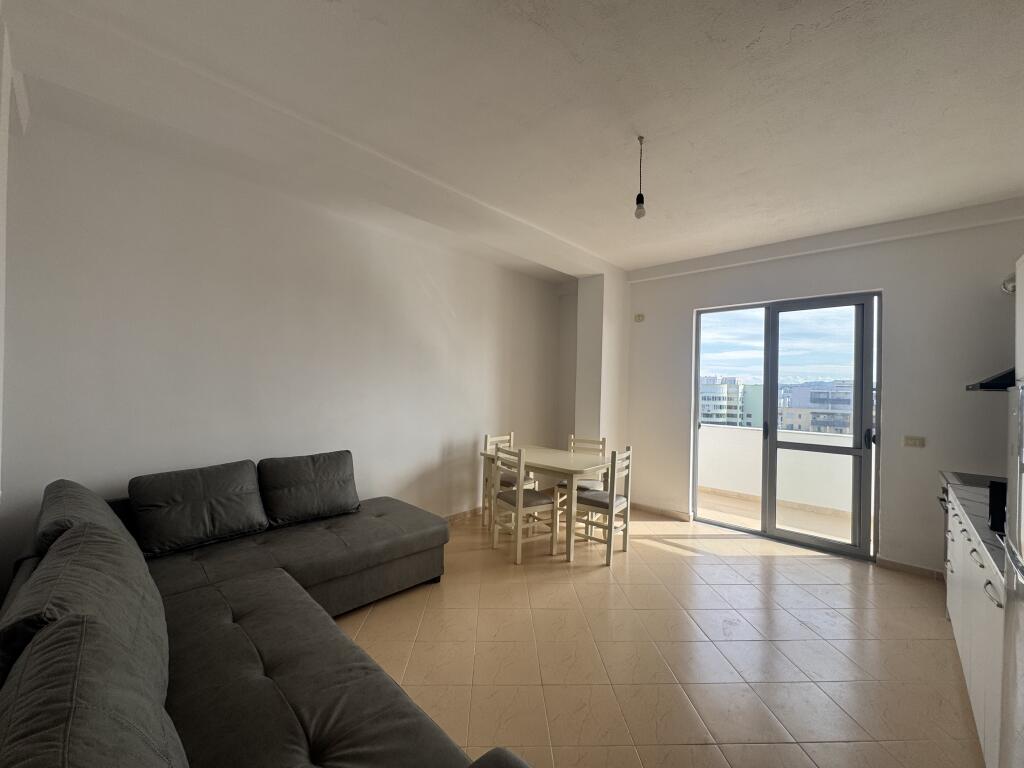 Qera apartament 2+1 Durres, ne Plazh prane Shkolla