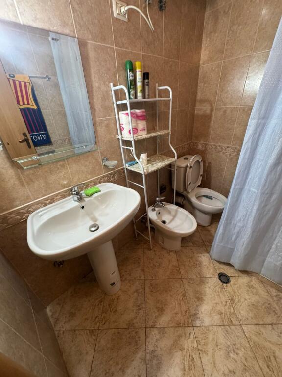 Jepet me qera Apartamenti 2+1+2 , zona 21 dhjetori prane Joenes , cmimi 700 mije leke  